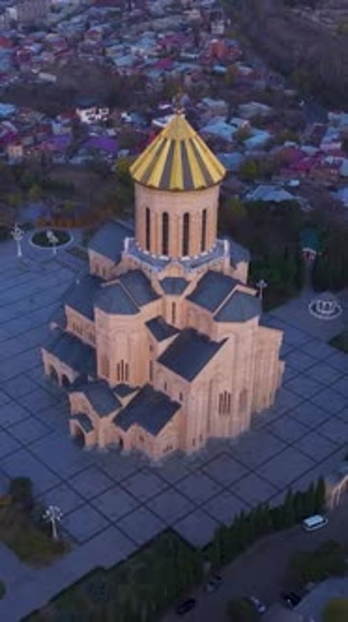 Vidéo verticale : beauté aérienne, cathédrale de Sameba, monument le plus majestueux de Tbilissi