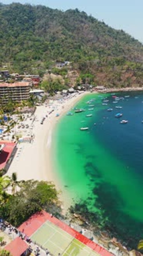 Popular playa de aguas cristalinas en Puerto Vallarta, México. Área de Mismaloya
