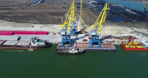 Eine atemberaubende Luftaufnahme eines Industriehafens mit Kränen und Frachtschiffen