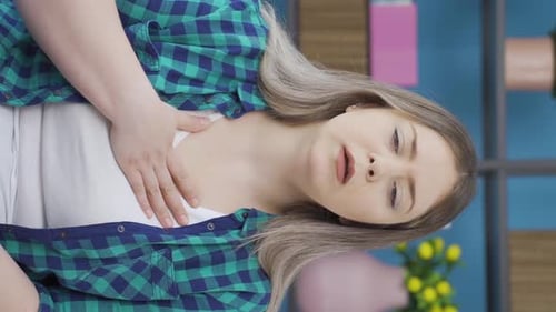 Vidéo verticale d'un patient pulmonaire qui souffre d'essoufflement.