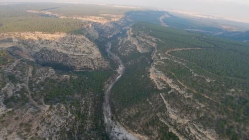 Belle vue aérienne de l'immense canyon en Turquie : images de paysage