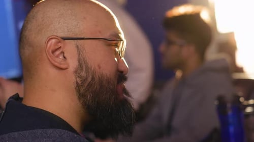 Hacker focado ouvindo no Hackathon