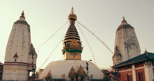 Der Drohnenschuss beginnt in der Nähe des ikonischen Swayambhunath Stupa und verteilt sich reibungslos und enthüllt den St.
