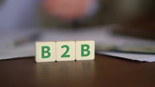 Konzept von Business-to-Business-Deals. B2B-Initialen mit selektivem Fokus und Geld im Hintergrund