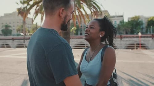 Feliz pareja interracial mirándose