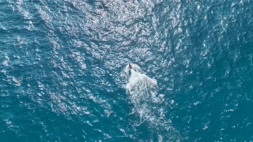 Vue aérienne des miracles de la Méditerranée, des vols en flyboard et de la majesté marine