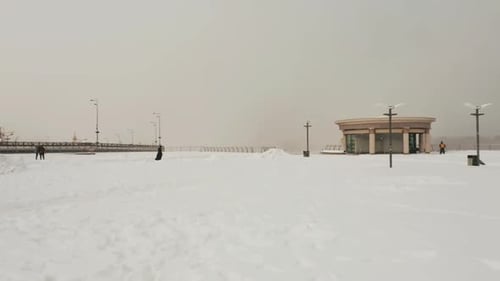 Gehen Sie mit Menschen in der Stadt bei starkem Schneefall