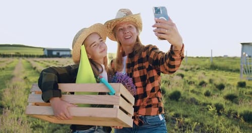 Une mère et sa mère fermières heureuses prennent un selfie dans une plantation de lavande. Nature, voyages et bien-être