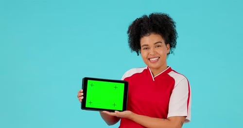 Visage de femme, football et tablette numérique avec écran vert dans un studio de sport