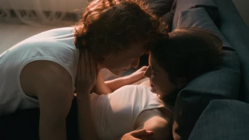 Pareja sonriente abrazándose y tocándose la nariz