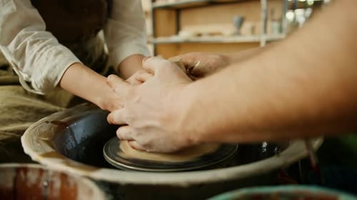 Atelier de poterie : un potier travaille avec un tour de potier, un produit en argile conduit par un potier.