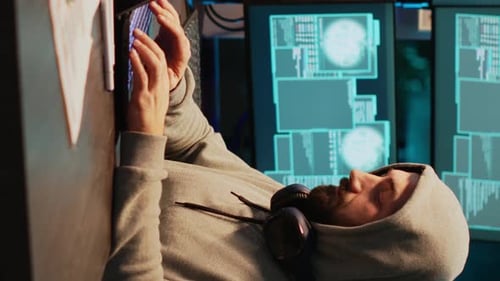 Vídeo vertical: criminoso masculino tentando quebrar o servidor do banco de dados