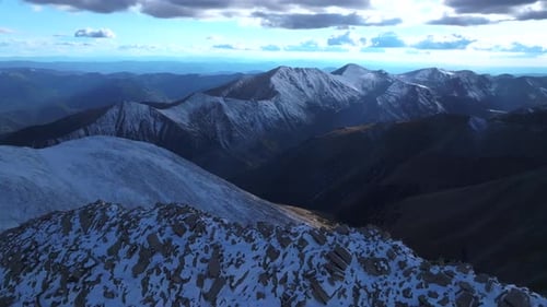 Drone aérien couvert de neige : sommet du mont Shavano, Tabeguache, Huron Peak, Colorado, ombragé