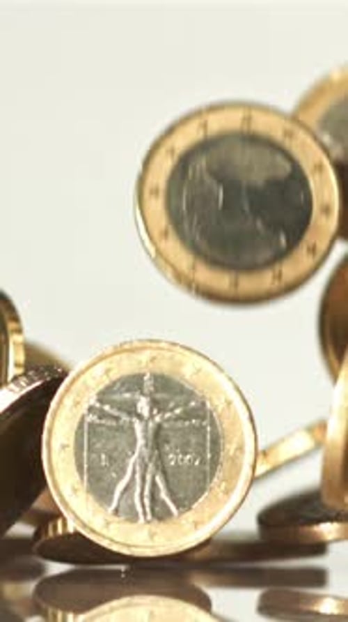 La chute de pièces en euros à la surface est filmée au ralenti à 1000 images par seconde