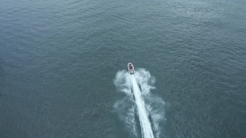 Tagsüber schnelles Jetski-Segeln auf dem See