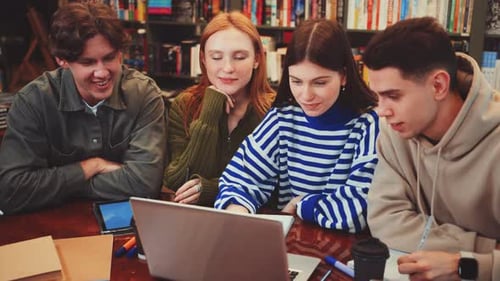 Studierende arbeiten an einem Projekt in der Bibliothek zusammen