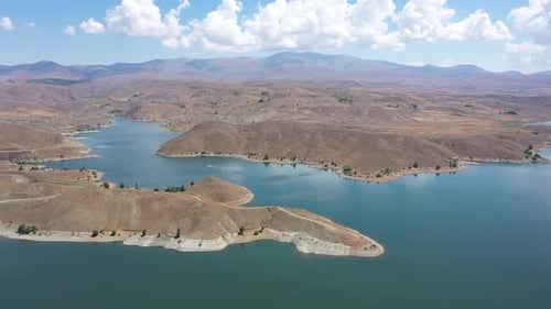 Vue aérienne de la rive et des collines du barrage