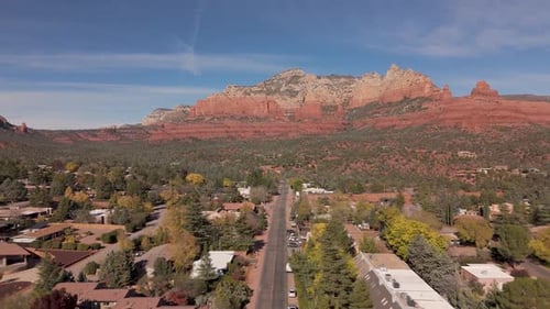 Erleben Sie den Zauber der Dämmerung in Sedona. Diese Luftaufnahme fängt den ruhigen Moment
ein, in dem