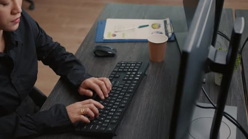 Software Coder gibt Programmiersprache auf der Tastatur ein