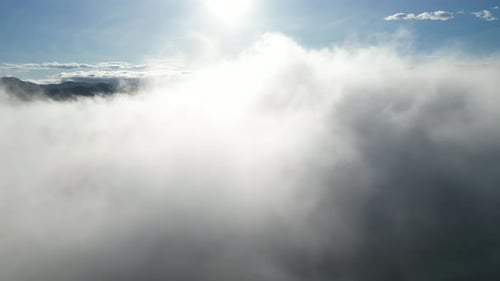 Point de vue élevé d'une scène matinale paisible avec des nuages bas et des collines lointaines