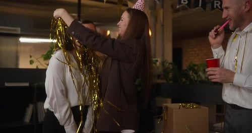 Um grupo de funcionários de escritório está se divertindo e brincando enquanto se prepara e decora um