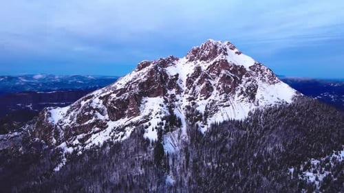 Volando sobre majestuosos picos montañosos al anochecer