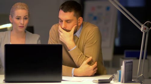 Conceito de negócios, falhas e prazos - Equipe com laptop trabalhando na