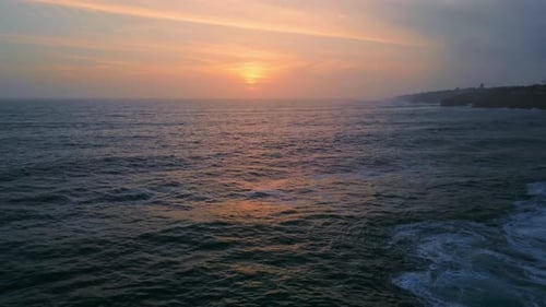 Wunderschönes Meer, Abenddämmerung, bewölktes Sommerwetter, das Plätschern des Ozeans bei Sonnenuntergang