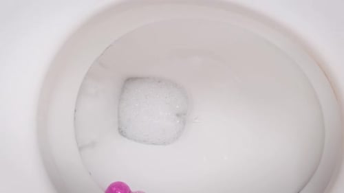 Rinçage des toilettes en mode Gros plan au ralenti