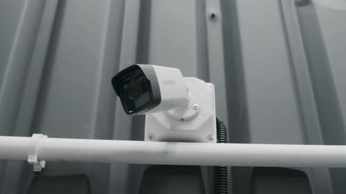 CCTV-Kamera in Betrieb an der Wand des Lagers