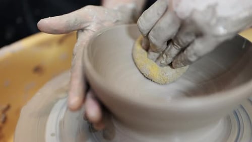 Carafe à fabriquer des potiers professionnels sur cercle
