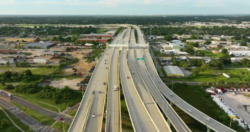 Intersection autoroutière surélevée dans la ville américaine de Tampa, en Floride, avec Fast Moving Cars USA
