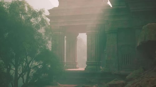 Ancien temple cambodgien entouré de forêt