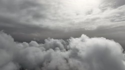 Images aériennes de nuages illuminés par la lumière du matin