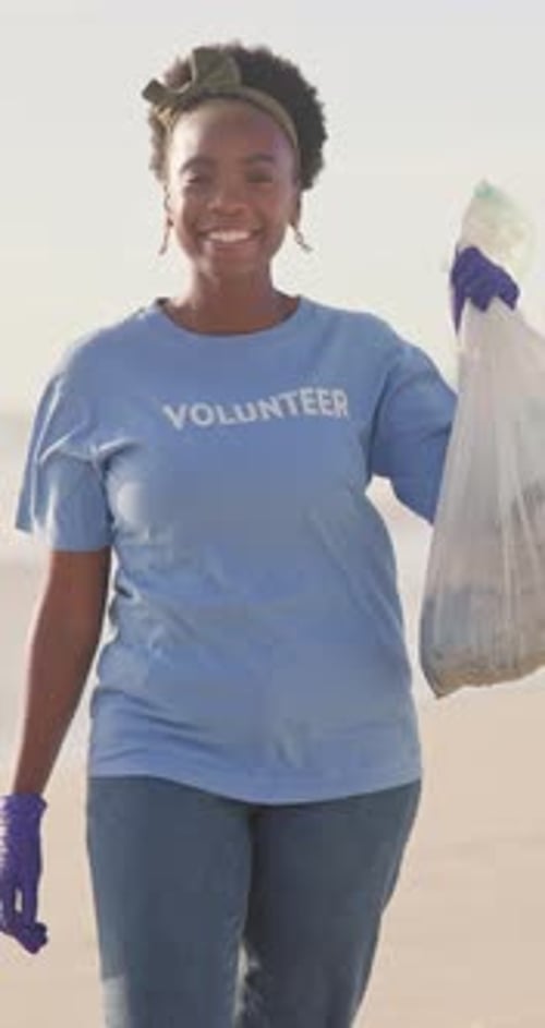 Mujer, voluntaria y bolsa de plástico para la limpieza del medio ambiente como activista comunitaria