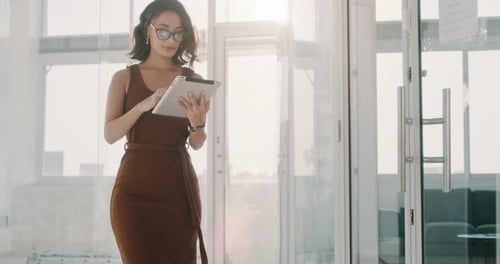 Прогулка, деловая женщина и цифровой планшет в офисном здании для планирования, планирования и управления