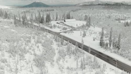 4k Landstraße aus der Luft in verschneiten Bergen Drohnenpuppe in Schuss