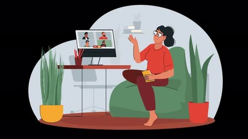 Mujer disfrutando de una videollamada mientras come algo en casa