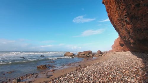 Wunderschöner sonniger Tag an der roten Felsenküste, Ocean Beach in der Sommerurlaubslandschaft