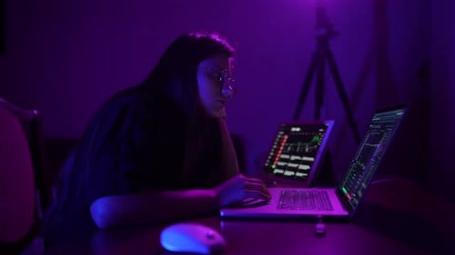 Jolie jeune femme travaillant à la maison la nuit