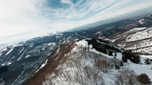 Un voyage palpitant en Drone FPV au-dessus des sommets enneigés du mont Agnaaltri