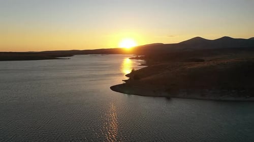 Vue aérienne du lac Dam et des collines au coucher du soleil 2