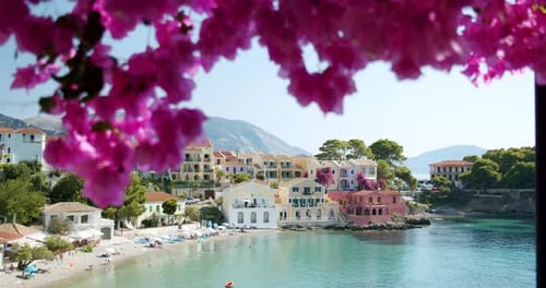 Hermoso y pequeño pueblo de Assos en la isla de Cefalonia, Grecia. Flor floral en primer plano. El mejor verano
