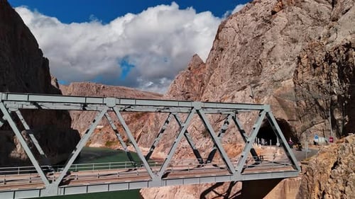 Ponte de travessia de comboio de motocicletas em Dark Canyon, Turquia