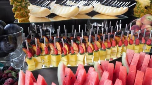 F66. Süßes Buffet mit verschiedenen Früchten. Dekoration eines Obst- und Beerenbuffettisches.