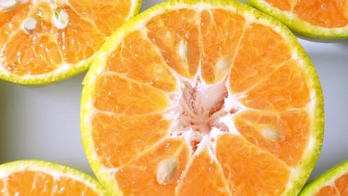 Eine lebendige Nahaufnahme zeigt frische, halbgrüne Orange.