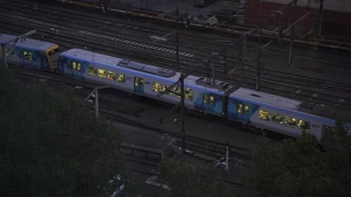 Passagier- und leere Güterzüge, die am Abend in Melbourne, Australien, auf der Eisenbahn fahren. high