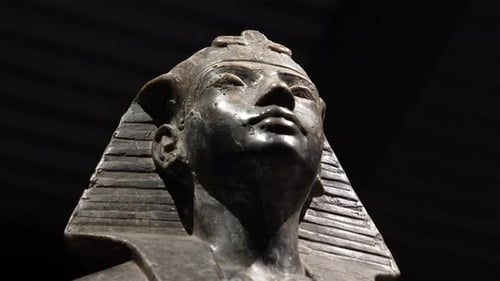 Estátua de Khafre, antigo monarca egípcio esculpida em diorito, histórico, artístico e educacional