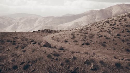 Un chemin de terre sinueux à travers les montagnes escarpées du Pamir au Tadjikistan