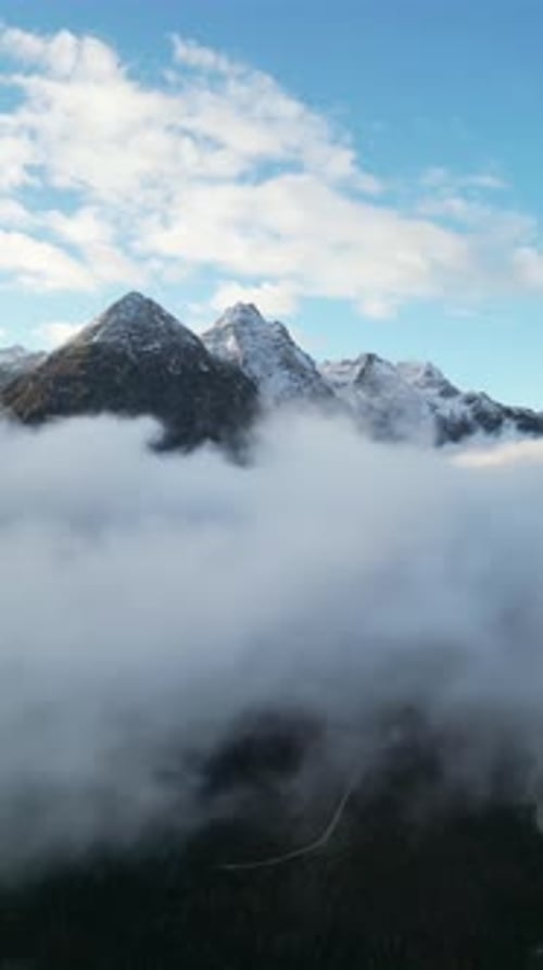 Sommets alpins majestueux au-dessus des nuages